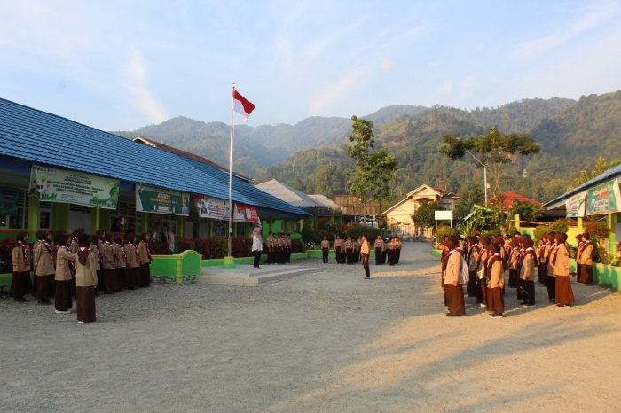 MTsN 1 Kerinci Gelar Apel Kedisiplinan, Petugas dari Kelas 7C Tampil Tertib dan Kompak