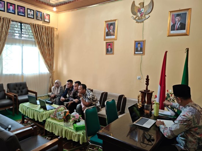 Ada Apa di Balik Pertemuan Kepala MTsN 1 Kerinci dengan Anggota Outsourcing?