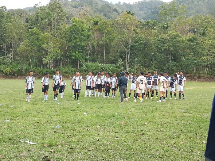 Lato-Lato FC dan Cakra Buana Tampil Penuh Semangat dalam Laga Persahabatan.