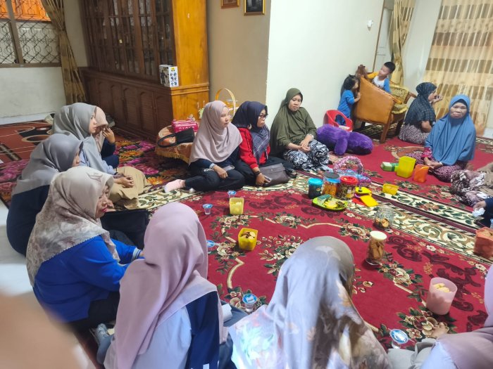 Wujud Kekeluargaan di Madrasah: Pendidik dan TU MTsN 1 Kerinci Jenguk Orang Tua Rekan Kerja yang Sakit