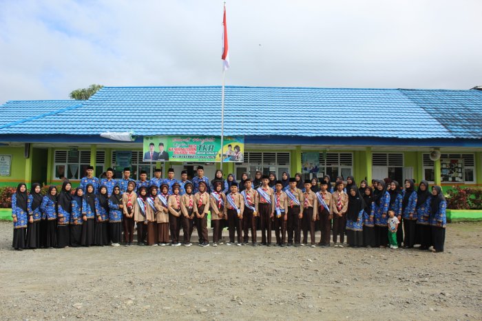 Kebersamaan dan Kekompakan Terpancar dalam Foto Bersama Petugas Upacara Kebersamaan dan Kekompakan Terpancar dalam Foto Bersama Petugas Upacara
