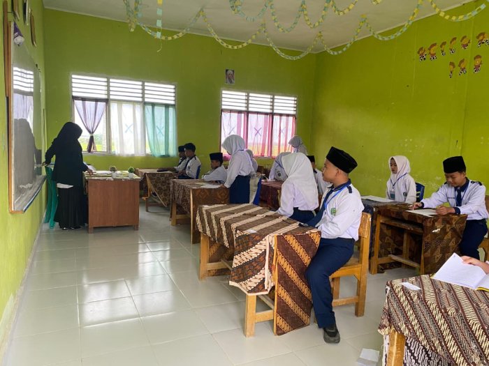 Mahasiswa PLP Ikut Sukseskan Pelaksanaan STS di MTsN 1 Kerinci