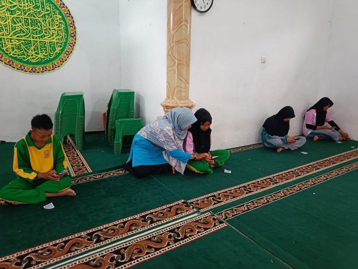 Ujian Susulan Semester Ganjil, Ketua Panitia Ibu Nita Hernaya M.Pd Turun Langsung Mengawasi