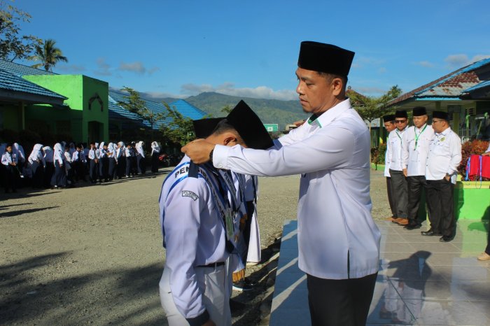 MTsN 1 Kerinci Gelar Penyematan Nomor Ujian Tandai Dibukanya Ujian Akhir Semester Tahun Ajaran 2025/2026 MTsN 1 Kerinci Gelar Penyematan Nomor Ujian Tandai Dibukanya Ujian Akhir Semester Tahun Ajaran 2025/2026