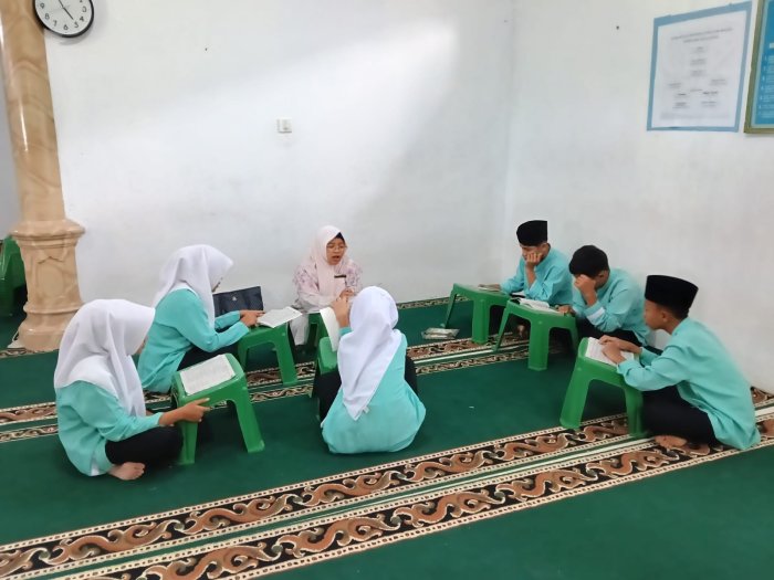 Suasana Religius di Mushalla Baitul Ilmi: Siswa MTsN 1 Kerinci Ikuti Tahfidz Al-Quran