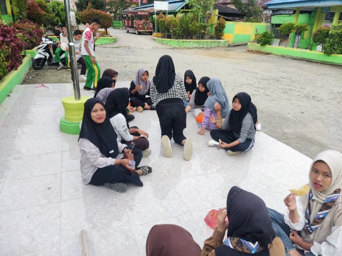 Kebersamaan Anggota Jambore MTsN 1 Kerinci Usai Latihan