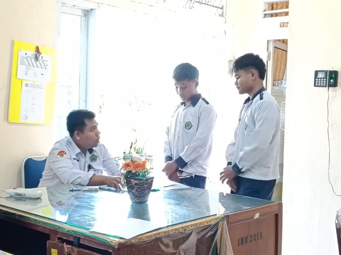 Komitmen Pelayanan Prima, MTsN 1 Kerinci Layani Legalisir Rapor Siswa Kelas IX Komitmen Pelayanan Prima, MTsN 1 Kerinci Layani Legalisir Rapor Siswa Kelas IX