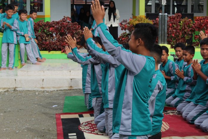 Sambut Hari Guru, Siswa Putra Kelas 7 MTsN 1 Kerinci Latihan Tari Saman dengan Semangat