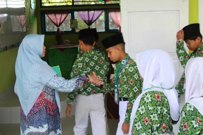 Ujian Ketiga? Biasa. Tapi Sapa Guru Sambil Senyum dan Salam, Itu Baru Siswa MTsN 1 Kerinci!