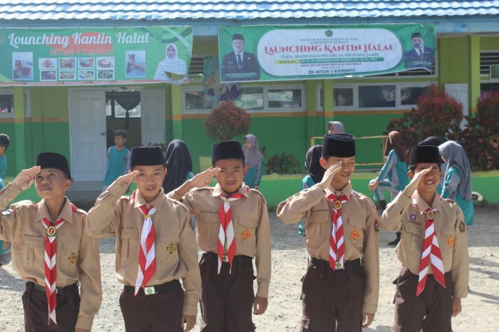 Tegakkan Kedisiplinan, Siswa MTsN 1 Kerinci Diberi Sanksi Edukatif