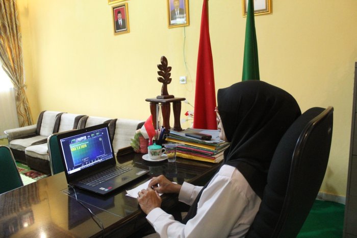 KEPALA MADRASAH MTsN 1 KERINCI BESERTA TIM TU MENGIKUTI RAPAT ZOOM RKA