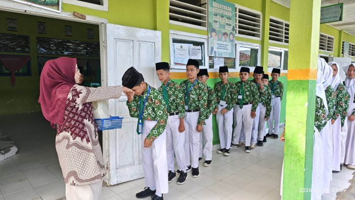 Budaya Salam Sebelum Memasuki Ruang Ujian, MTsN 1 Kerinci Tanamkan Karakter Positif kepada Peserta Didik Budaya Salam Sebelum Memasuki Ruang Ujian, MTsN 1 Kerinci Tanamkan Karakter Positif kepada Peserta Didik