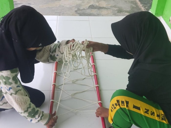 Aksi Kompak! Siswi MTsN 1 Kerinci Pamer Skill Bikin Tandu yang Bikin Kagum