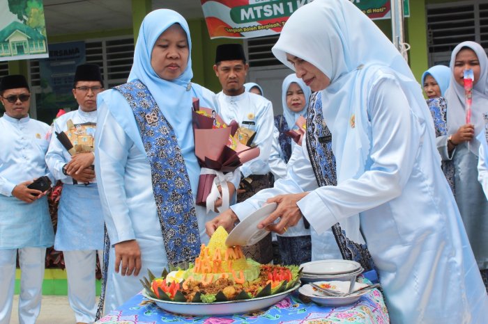 Simbol Rasa Syukur, Kepala Madrasah Pimpin Pemotongan Tumpeng di Hari Guru Nasional