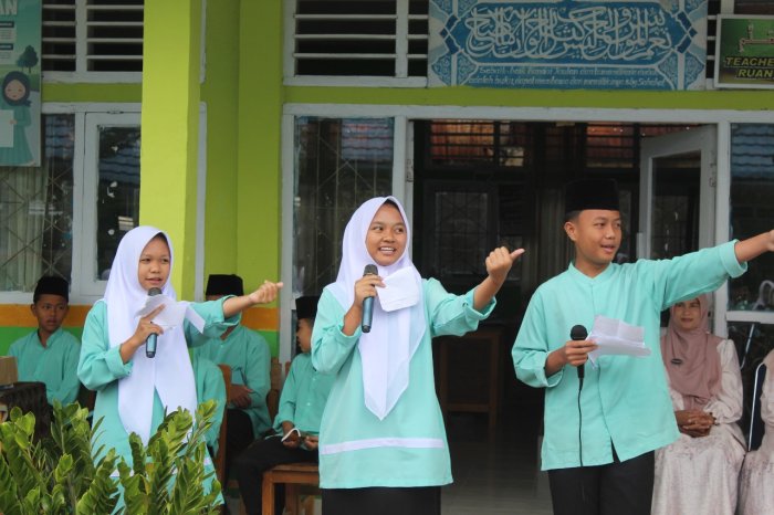 Kultum Tiga Bahasa Bikin Kagum! Kelas IX B MTsN 1 Kerinci Tunjukkan Dakwah Kreatif