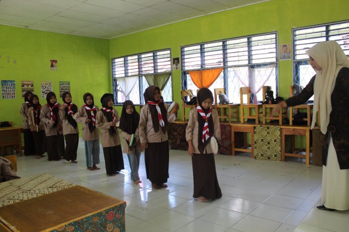 Praktik Tari Rangguk: Siswa VII A MTsN 1 Kerinci Lestarikan Budaya Daerah Kerinci
