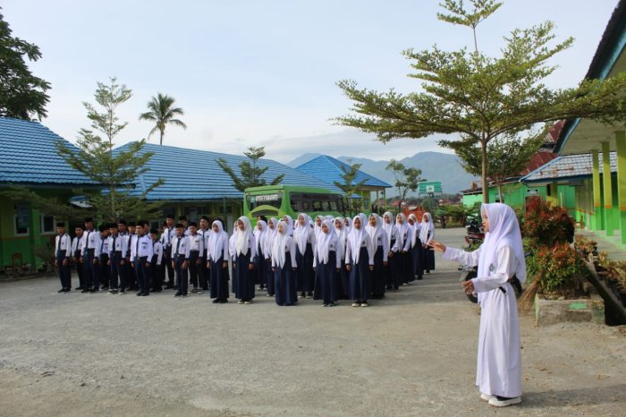 Upacara Bendera di MTsN 1 Kerinci Berlangsung Khidmat dan Tertib