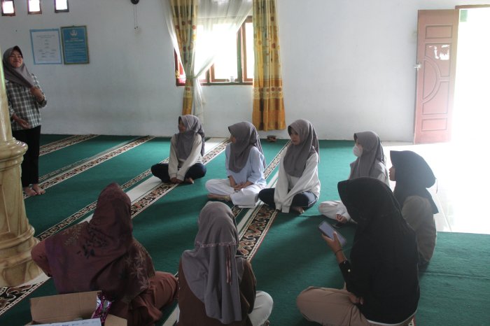 Siswa MTsN 1 Kerinci Matangkan Persiapan Safari Ramadhan di Masjid