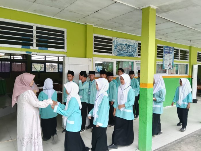 Senyum, Salam, dan Doa: Tradisi Indah Siswa MTsN 1 Kerinci Sebelum Masuk Kelas