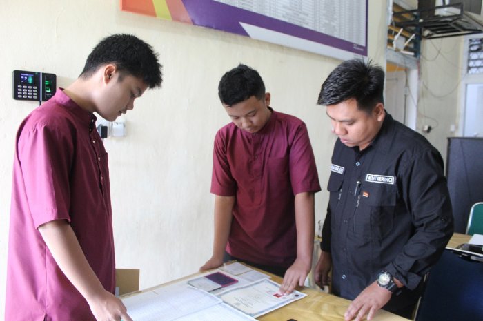 Alumni Terus Berdatangan, MTsN 1 Kerinci Berikan Layanan Terbaik dalam Pengambilan Ijazah