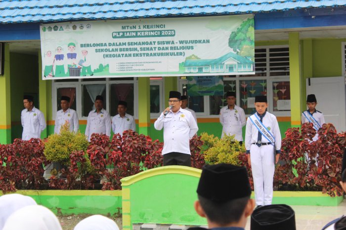 Waka Kesiswaan MTsN 1 Kerinci Menjadi Pembina Upacara Bendera