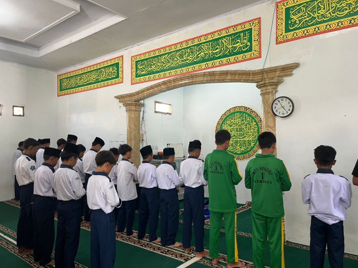 Tingkatkan Semangat Religius, MTsN 1 Kerinci Rutin Laksanakan Sholat Zuhur Berjamaah