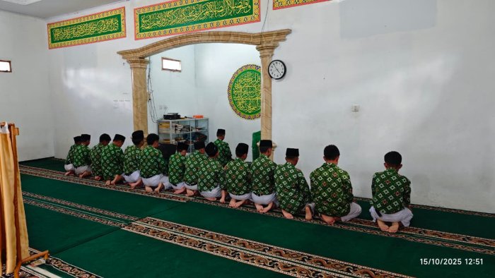 Indahnya Kebersamaan dalam Ibadah, Siswa Kelas VIIA dan IXA MTsN 1 Kerinci Antusias Ikuti Shalat Berjamaah