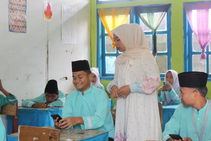 Pengawasan Ketat: Ibu Bela Syarifah, S.Pd Pastikan Siswa Ikuti Ujian dengan Jujur