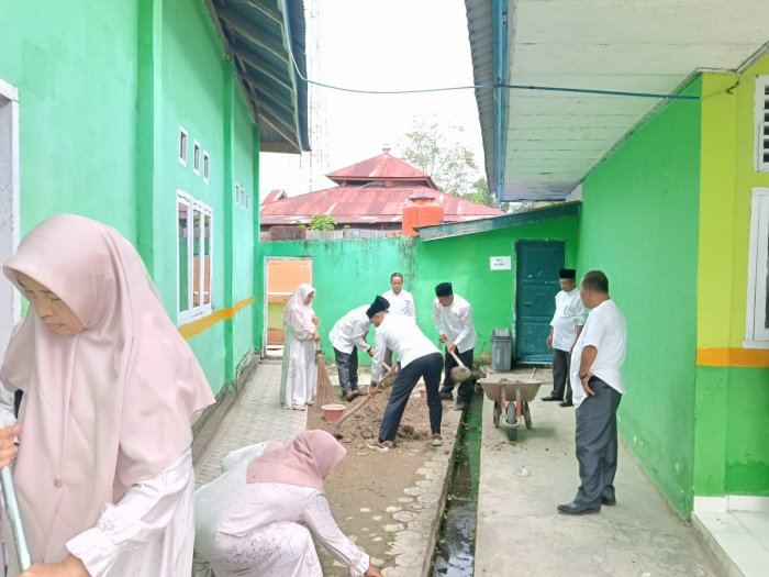 Semangat Gotong Royong (Goro), MTsN 1 Kerinci Wujudkan Lingkungan Bersih dan Asri