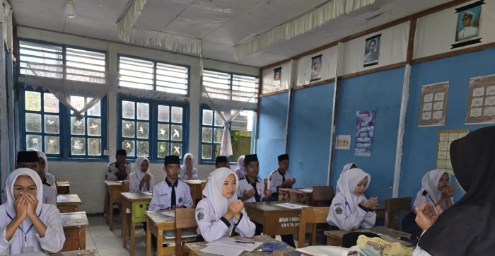 PEMBACAAN DOA SEBELUM PELAKSANAAN UJIAN SUMATIF TENGAH SEMESTER GANJIL DI MTsN 1 KERINCI