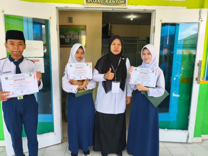 Bangga Menjadi Pramuka: Pengurus MTsN 1 Kerinci Terima Piagam Penghargaan Bangga Menjadi Pramuka: Pengurus MTsN 1 Kerinci Terima Piagam Penghargaan