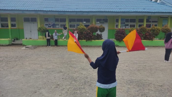 Siap Laga! Anggota Pramuka MTsN 1 Kerinci Mantapkan Latihan Semaphore Jelang Jambore Ranting