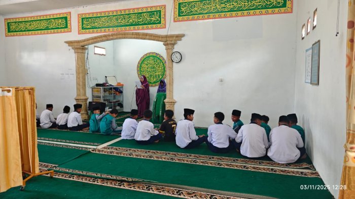 Suhada dan Mahira Sampaikan Kultum Sebelum Shalat Dzhuhur Berjamaah di Mushalla Baitul Ilmi MTsN 1 Kerinci