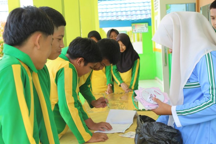 Administrasi Jadi Mudah! TU MTsN 1 Kerinci Layani Pengambilan Hardcopy Foto Siswa
