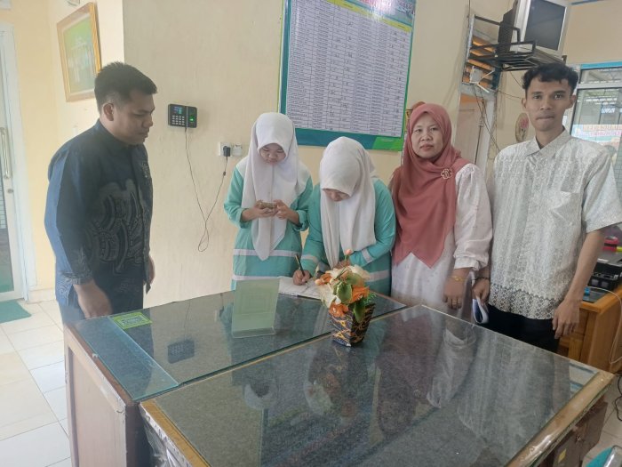 Alumni MTsN 1 Kerinci Datangi Madrasah untuk Pengambilan Surat Keterangan Lulus (SKL) Alumni MTsN 1 Kerinci Datangi Madrasah untuk Pengambilan Surat Keterangan Lulus (SKL)