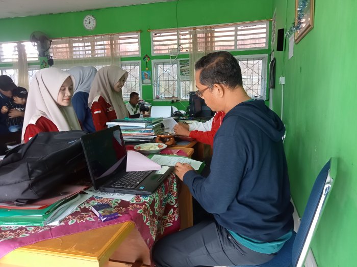 Waka Kesiswaan MTsN 1 Kerinci Bimbing Mahasiswi MPI IAIN Kerinci Saat Observasi