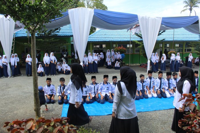 Siswa Kelas VII MTsN 1 Kerinci Antusias Latihan Tari Saman Jelang Pelepasan Kelas IX