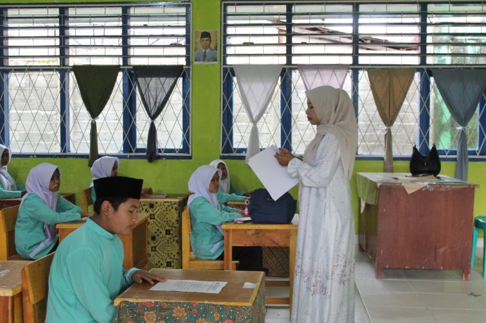 Guru Pengawas Jadi Kunci Integritas: Suasana Hening Penuh Konsentrasi sebelum garis akhir Ujian Sumatif MTsN 1 Kerinci