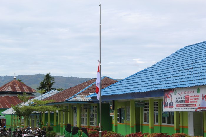 MTsN 1 Kerinci Laksanakan Instruksi Nasional, Bendera Dikibarkan Setengah Tiang