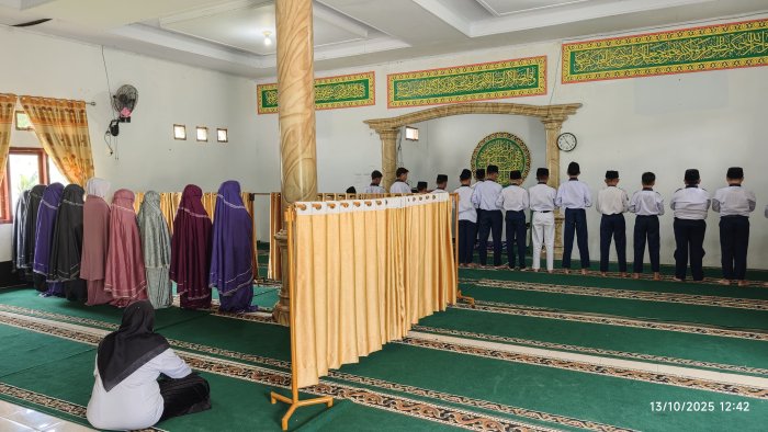 Tak Hanya Shalat, Tapi Juga Inspirasi! Siswa 8C dan 7D MTsN 1 Kerinci Isi Dzuhur Berjamaah dengan Kultum Bermakna