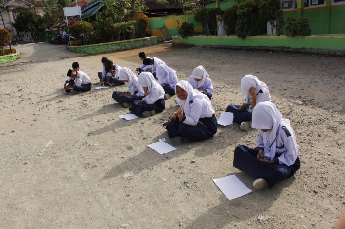 MTsN 1 Kerinci Terapkan Sanksi Edukatif di Halaman Madrasah untuk Tingkatkan Kedisiplinan Siswa