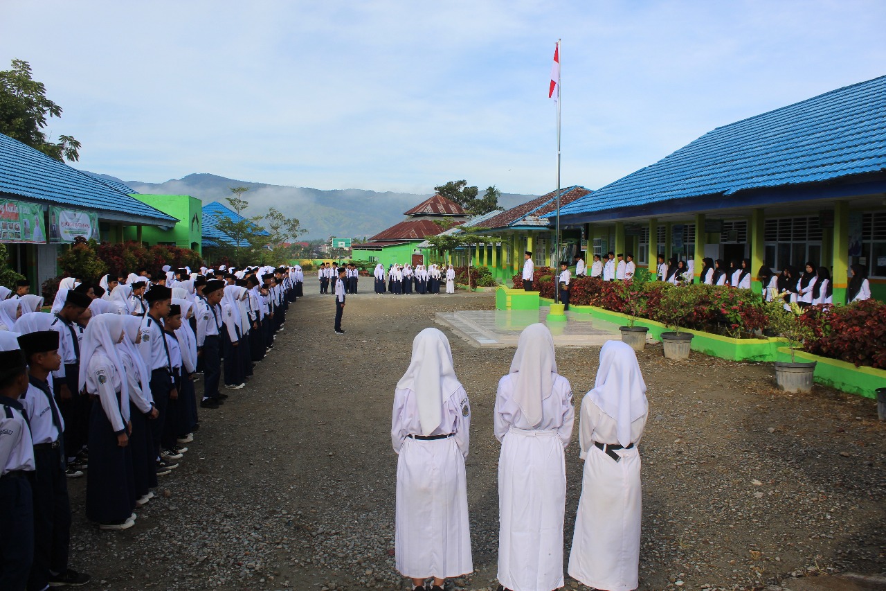 Kelas 9A Tampil Tangguh, MTsN 1 Kerinci Gelar Upacara Bendera Penuh Khidmat