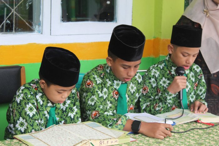 Syahdu Lantunan Ayat Suci, Siswa VIII C dan VII D MTsN 1 Kerinci Pimpin Tadarus Pagi