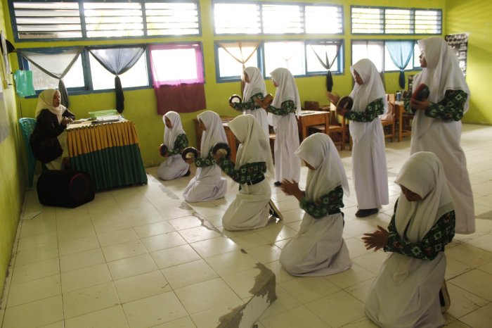 Belajar Tari Rangguk? Seru Banget! MTsN 1 Kerinci Siap Lestarikan Budaya