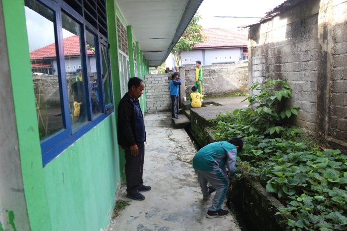 WALI KELAS TURUN LANGSUNG PANTAU SISWA DALAM GOTONG ROYONG JELANG UJIAN DI MTsN 1 KERINCI