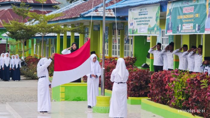 Tampil Perdana, Siswa Kelas 7B MTsN 1 Kerinci Buktikan Semangat dan Disiplin di Upacara Bendera!