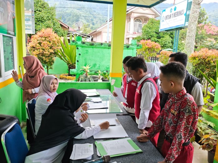 Panitia PMBM MTsN 1 Kerinci Laksanakan Pembagian Nomor Ujian Calon Siswa Baru Secara Tertib Panitia PMBM MTsN 1 Kerinci Laksanakan Pembagian Nomor Ujian Calon Siswa Baru Secara Tertib