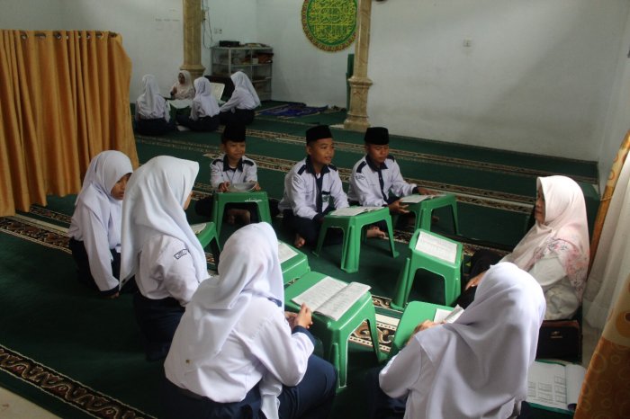 Pembinaan Tahfidz Quran Firqoh Al-Wahab: Membina Hafalan Bersama Ibu Epiwati, S.PdI
