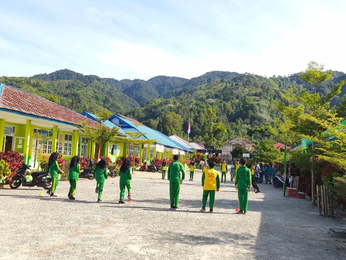Pagi Cerah, Semangat Membara! Siswa MTsN 1 Kerinci Nikmati Pelajaran Olahraga dengan Gembira