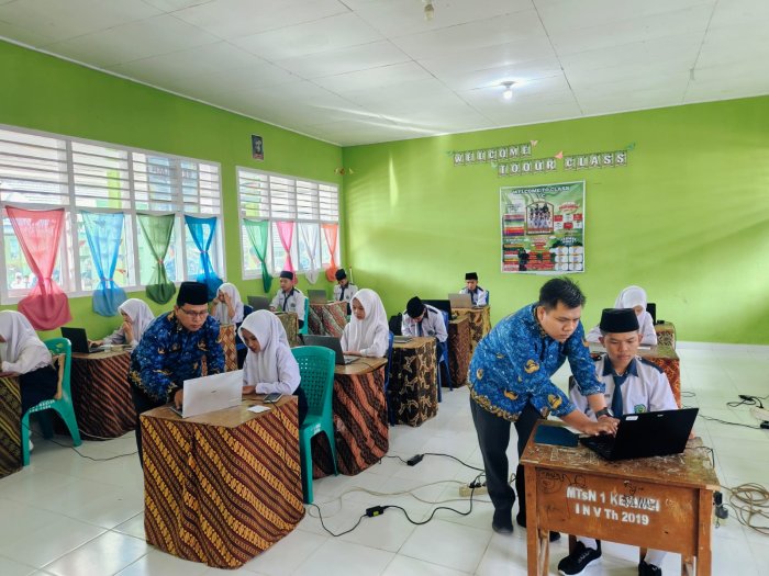 Pastikan Hak Belajar Terpenuhi, MTsN 1 Kerinci Fasilitasi Ujian Susulan TKA Pastikan Hak Belajar Terpenuhi, MTsN 1 Kerinci Fasilitasi Ujian Susulan TKA